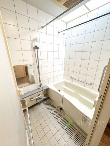 落ち着きあるカラーで統一されたバスルーム。ゆったりとした浴槽が一日の疲れを優しく癒し、心安らぐ寛ぎの時間を演出します。　
