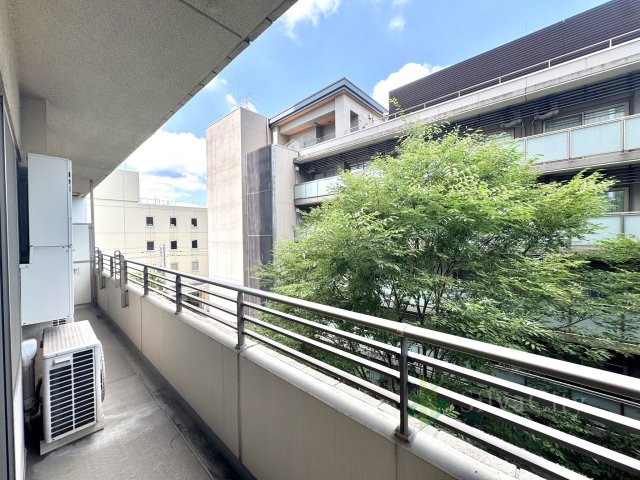 陽当たりに恵まれたバルコニーは、毎日の暮らしをより快適に演出。空を身近に感じながらお過ごしいただけます。　