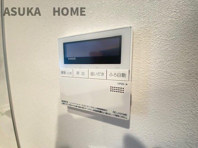 追い焚き機能付きの操作パネルです。スマートに操作できます。