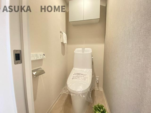 温水洗浄便座のトイレ設備です！トイレ上部にはあると便利な吊戸棚を設置！