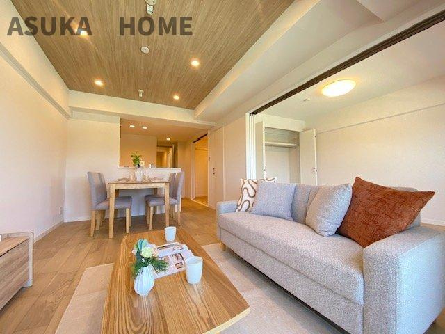 木のぬくもりを感じられる、木目の天井からダウンライトが素敵なリビング空間です。