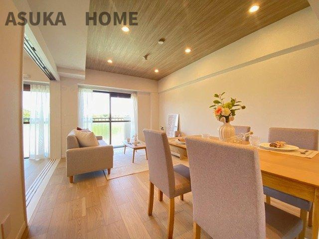 ソファー、ダイニングセットを置いてもゆとりの12.7帖のLDKです。楽しい団らん時間が待っています。