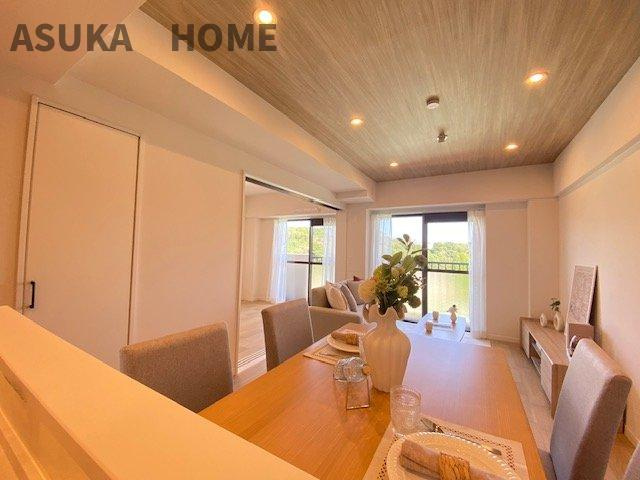 対面式のキッチンから見たリビング空間になります。窓からは緑も望めます。