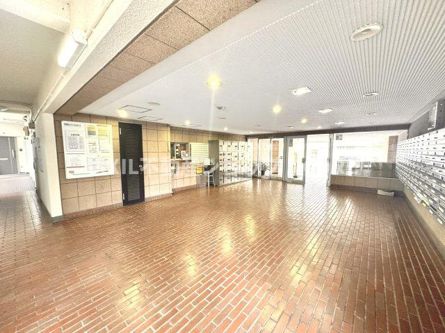 ロビーとは玄関に続く通路を兼ねた広間。共用部分になります。