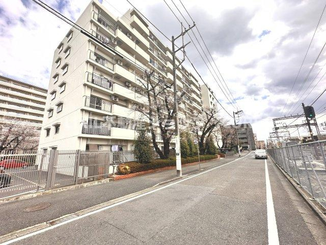 小学校・中学校が近く、子育て環境良好。小さなお子様がいる方には、安心な立地になっております。