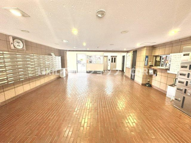 エントランスは毎日の行き帰りで使う大事な空間です。明るい開放的な空間を演出しております。