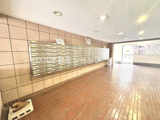 エントランス付近に設置されている郵便受けになります。