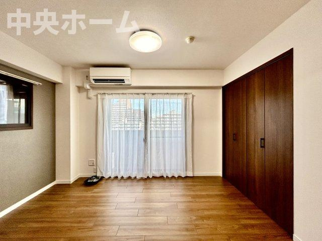 【寝室】心と体をゆったりと安らげる主寝室。寝室のゆとりが大きい分だけ、暮らしの安らぎは深まります。一日の疲れを癒すだけでなく、ご夫婦の親密な語らいを紡ぎ出します