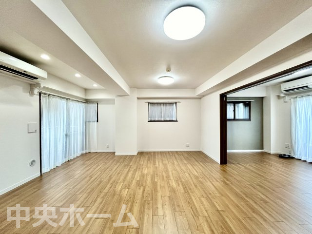 【リビングダイニング】一日の中で多くの時間を過すことになるリビングダイニングだからこそ、いつも穏やかな空間であることが必然。爽やかな通風と採光を存分に感じる事が出来る空間です。