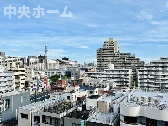 手を伸ばせば、ふれることが出来そうな環境が、そのままインテリアになったような印象です。その豊かな眺望にふさわしい空間には、通風・採光にも優れ、心地よい光と風があふれています