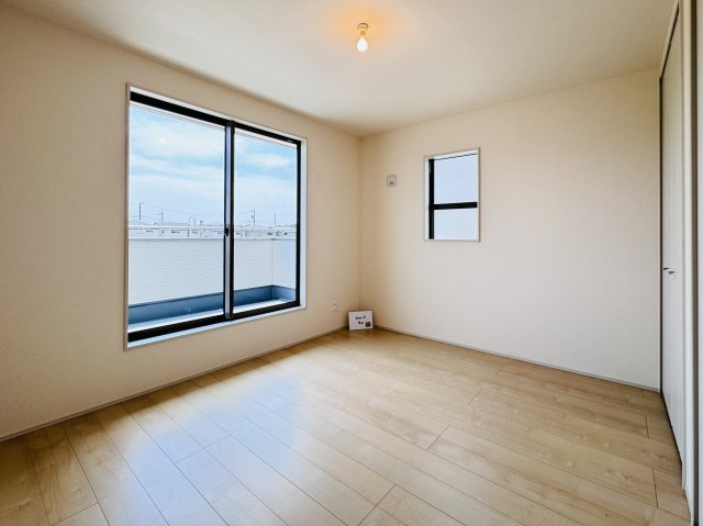 6.8帖寝室・南側バルコニー前の明るいお部屋です♪