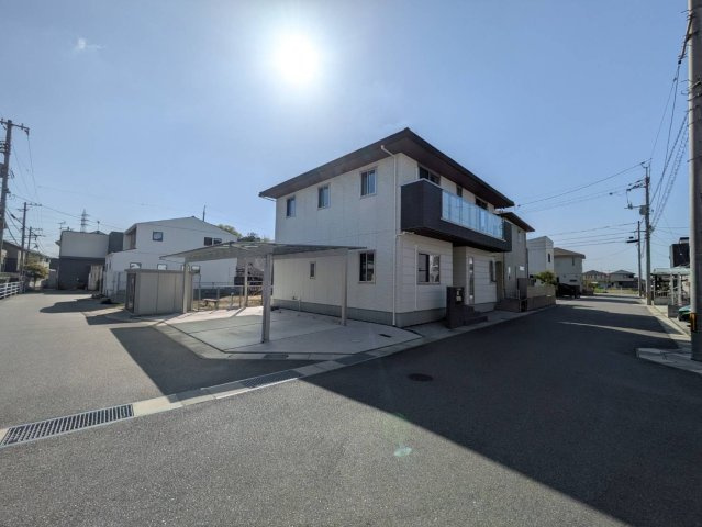 カーポートつきの駐車場です。お車3台とめれます。