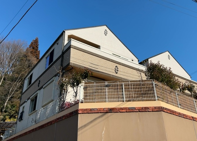 バルコニーは、室外の専用スペースのうち、「屋根がなく開放された空間」であるものを指します。ベランダより広いタイプのものが多く、日当たりもよいため家庭菜園などを楽しみたい人にとって適した環境となります。