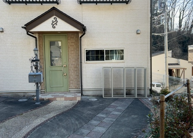 建物の基礎工事の方法は、主流となっているベタ基礎（防湿基礎）と布基礎の2種類に分類され、床下の通気性や耐久性などに違いがあります。建物の基礎部分の構造や付帯設備など詳細については現地でご確認ください。