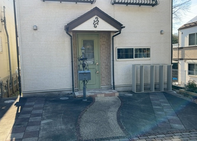 玄関ポーチにおいて最も重視すべきと言っても良いのが広さです。適切な広さの玄関ポーチでないと外見的なバランスは崩れてしまいますし、何より使いにくくなってしまいますので、現地で実際に下見をしてみましょう！