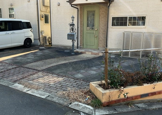 車一台あたりに必要なスペースは、標準サイズの普通自動車で横幅2m50cm、長さ5mは必要になります。ただし、乗降のことも考慮して横幅3m30cm、長さ5m50cmほどは確保できるところを選びましょう。