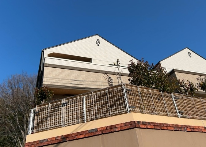 バルコニーは、建物内から室外へ楽に出入りできる便利なスペースです。また、バルコニーには手すりを付けることが義務付けられており、手すりの高さは110cm以上で施工することが建築基準法で定められています。