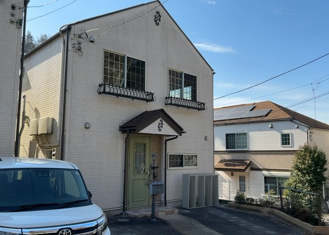 住宅用の土地では前面道路に2m以上接していなければならないと法律で定められています。しかし、お持ちの車のサイズやライフスタイルなどにより、2mでは利便が悪い場合もございますので、事前に確認しましょう。