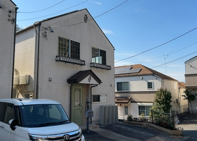 道幅が広い場所は日当たりや風通が良好です。幅が広いのですれ違いも可能ですし大きな車でも駐車可能！一方で、大型車が通ることも多くなるため交通量の増加により騒音に繋がります。また土地の値段が高くなります。