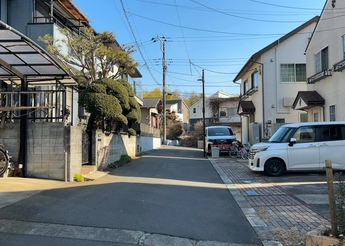 桜や紅葉の名所に出かける人は多いと思いますが、家にいながら季節の移ろいを感じる生活を送りませんか？リビングや窓から見える景色が生活を彩るワンポイントに！現地から見える景色を堪能してみては如何でしょう。