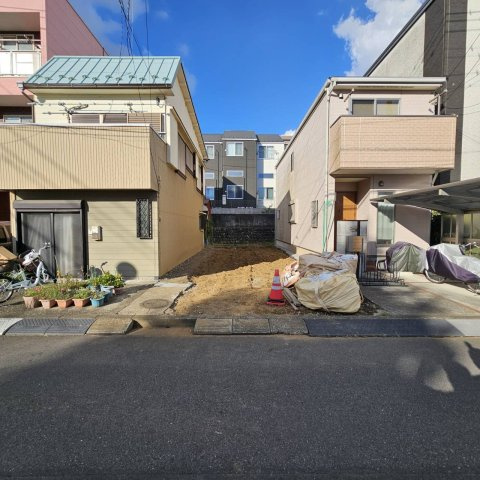 土地の形が極端に長細かったり、狭小地、あるいは道路との高低差がある傾斜地だった場合、後々売ろうとしても買い手がつかない場合もあります。後々、売却することになった時に価値の下がらない土地を選びましょう。