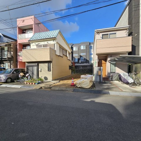 土地の面積＝住宅面積ではありません。建ぺい率の問題などで、土地のある場所によって住宅を建てられる面積は限られています。高さもしかり、「土地」という言葉の中には、建築条件も含まれると考えておきましょう。