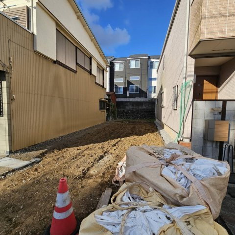 家を建てる場合、方位は要チェックです。現実的に日当たりのよい家ならばリビングは南側、建築基準法でも北側に当たる家への配慮は求められています。土地を見学に行く際は、方位磁針を持って行くようにしましょう。
