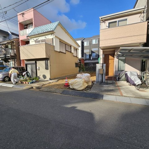 現地に行くなら、物件の周囲の地形がどうなっているかを見ることも大切です。周辺より低くなっている土地では、大雨などで水が集まりやすいため、地盤が弱くなっているということも考えられるため、注意が必要です。