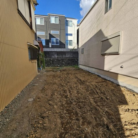 土地購入を検討されている場合、境界杭がない状態で購入してしまうと境界確定測量をする必要があり、費用がかかります。購入の前に、売主、隣土地所有者立ち合いのもと境界を確定し境界杭を設置するのがベストです。