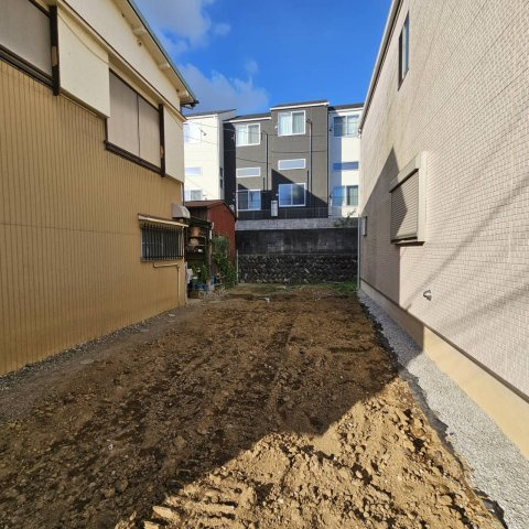 人が暮らすうえで日光は大切な要素となります。日当たりの良さは譲れないポイントですね。併せて近くに大きな建築物の建築予定がないか、あるいはそれが可能な土地が近くにないか事前に確認することもお勧めします。