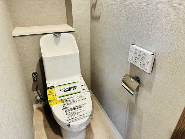 ～新規交換済、TOTO製の暖房温水洗浄機能付きトイレ　冬場は特に嬉しい機能ですね～