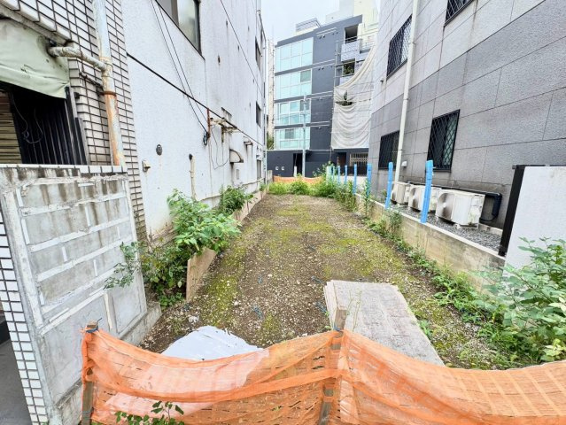 現地の奥行きや周辺との位置関係が分かる一枚。建物計画の検討材料として見ておきたいポイントです。
