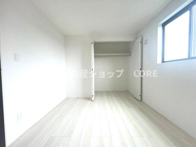 床材や建具は家具にも合わせやすい落ち着いた色合いになっております。