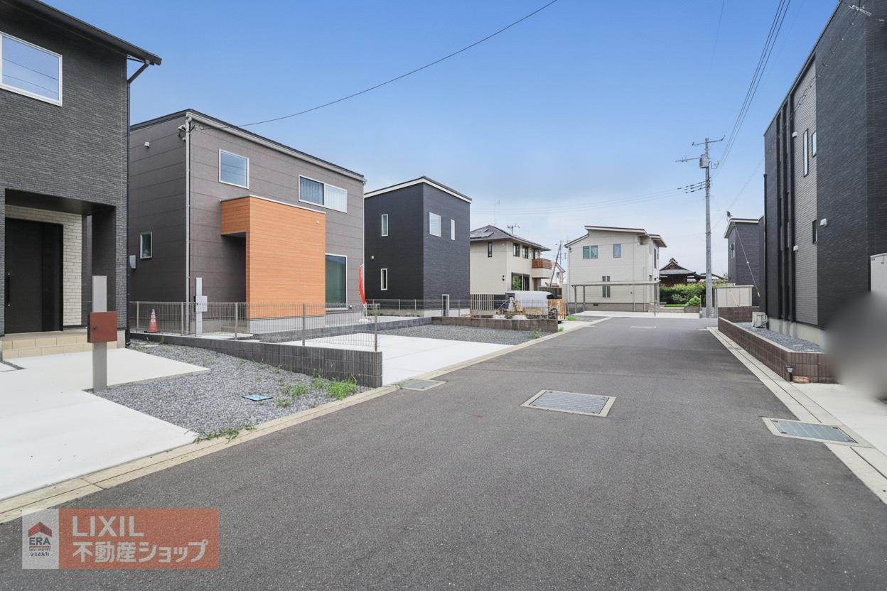 【前面道路】現地完成写真。道幅や駐車など、ご確認ください。