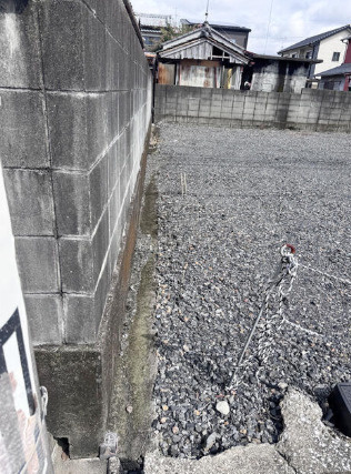 隣接地との間にブロック塀がある敷地。建物の配置を考える際の参考にご覧ください。