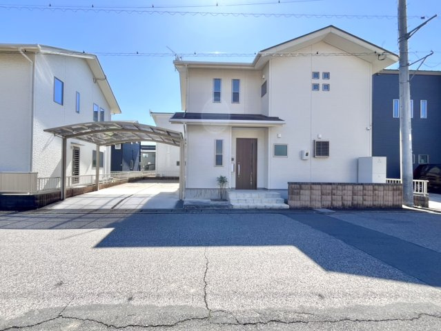 ■外観｜シンプルでいつまでも飽きのこないデザイン。住んでから何十年経っても時代の流行に流されず安心して住み続けられるおうちです。
