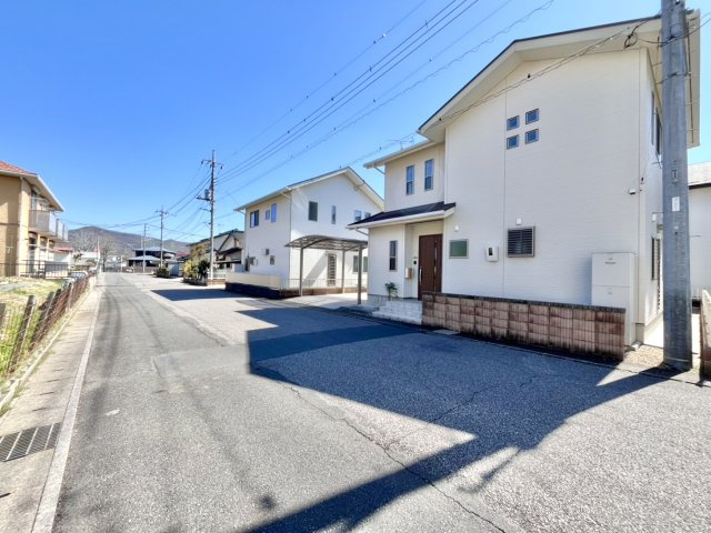■外観｜前面道路が広く見渡しが良いので、車の安全確認もばっちり！