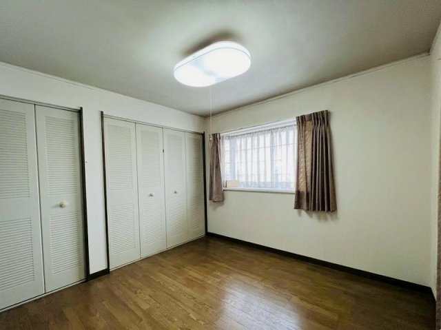 5.9帖洋室、使いやすい収納付きで家族の個室にもピッタリ