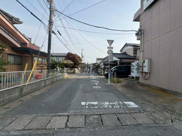 西側6ｍ。前面道路が広く、車庫入れもラクラク♪
