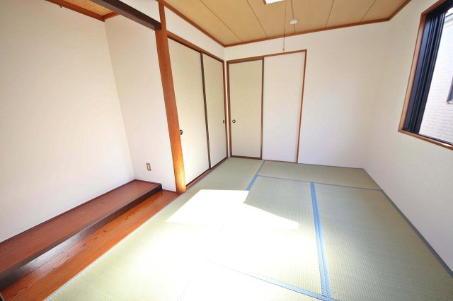 客間としてだけでなく、子供たちの遊び場やお昼寝としても利用できる和室