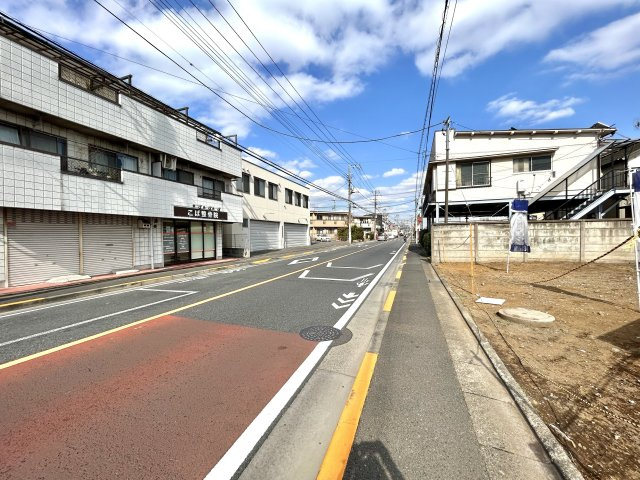 前面道路を東向きに撮影しております。　道路幅員約11ｍの見通しの良い接道状況でございます。