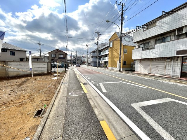 前面道路を西向きに撮影しております。　道路幅員約11ｍの見通しの良い接道状況でございます。