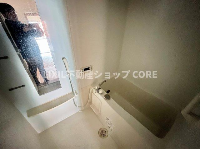 清潔感のある色味でまとめられたバスルームは光に満ちたリラクゼーション空間。　