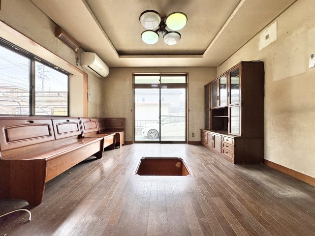 8帖のリビングになります。只今リフォーム中ですが、大きな窓からは沢山の陽射しが入り、明るい空間になるお部屋です！