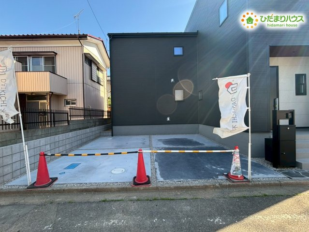 3台分の駐車スペースを確保したゆとりある敷地計画です！ご夫婦の車に加えて来客用のスペースもばっちり完備されています。お友達が遊びに来た際も、駐車場所に困ることなく楽しく過ごしていただけます♪