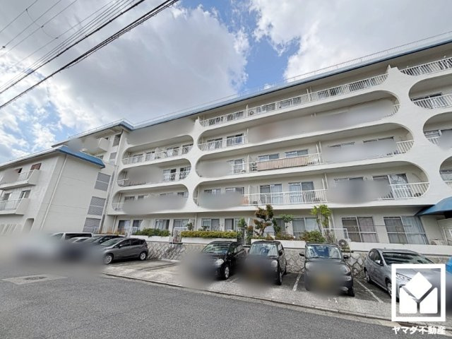 阪神本線「香櫨園」駅まで徒歩16分、JR東海道本線「さくら夙川」駅まで徒歩25分、阪急神戸本線・甲陽線「夙川」駅まで徒歩27分の立地。