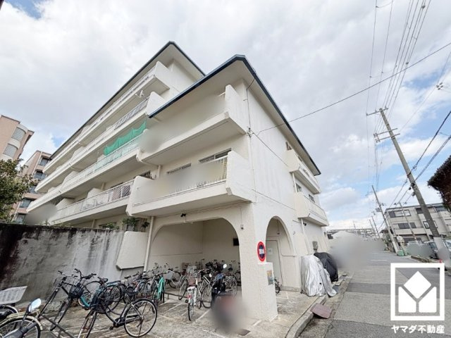 「セブンイレブン西宮香櫨園店」まで徒歩7分、「万代西宮前浜店」まで徒歩8分、「サンディ香櫨園店」まで徒歩9分など、お買い物施設が徒歩圏内に複数あり便利な住環境です。