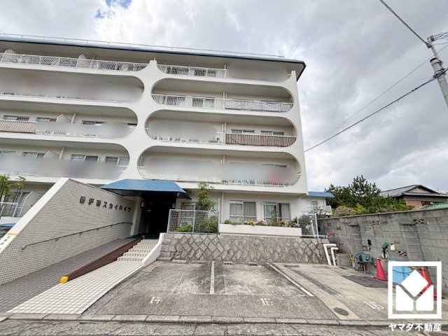 収納豊富でスッキリお使い頂ける洗面台が設置されています。洗面ボウルが広めなので、忙しい朝でも身支度がしやすく時短になります。