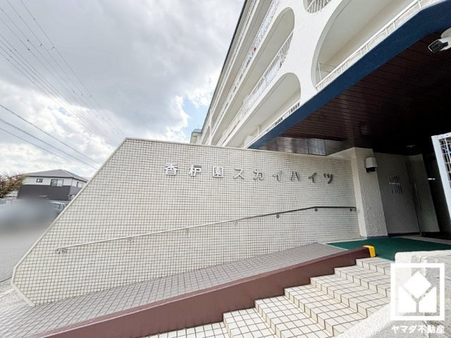 家族との時間も、自分だけの時間も心地よく過ごせる。シンプルで飽きのこない設計が、暮らしに余白をもたらします。そんな“暮らしの質”にこだわった住まいです。この住宅は、日々の暮らしをそっと支えてくれます。