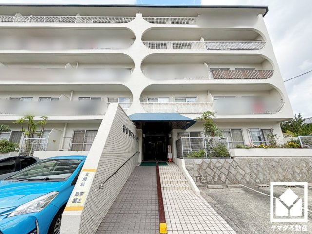 エントランスアプローチやロビーには手すり付きのスロープが設置されており、車椅子やベビーカーなどでのご利用にも配慮されています。
